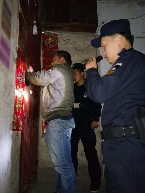 秧坝镇粗心妈妈误将幼女锁家中 