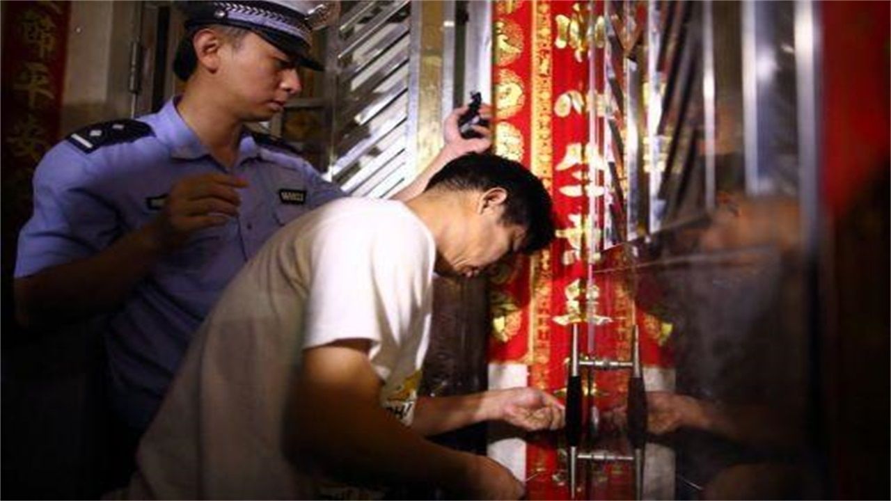 秧坝镇请开锁师傅开了锁后，师傅